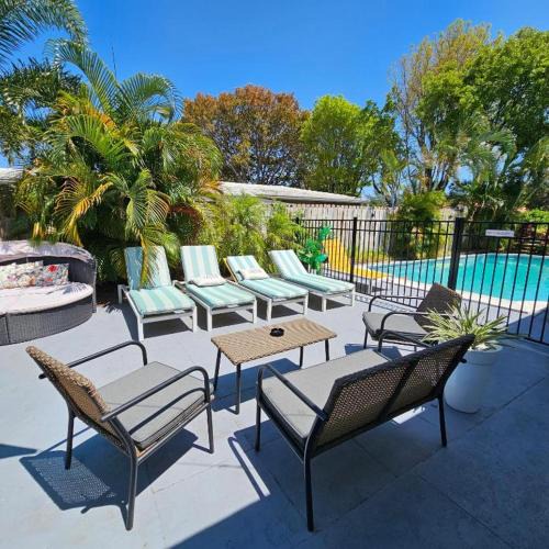 Central Oakland Park Apartment | Prime Location Gateway with Pool & Patios, Near Beaches, Groceries and Restaurants