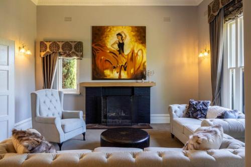 Kew House | Prime Location House with Pool in Kew