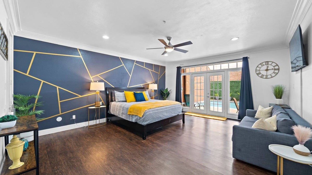 Greenway Plaza-Upper Kirby House | Prime Location. Luxurious 3 BR with Pool. 2 Living Rooms. Garage. 4 Balconies.