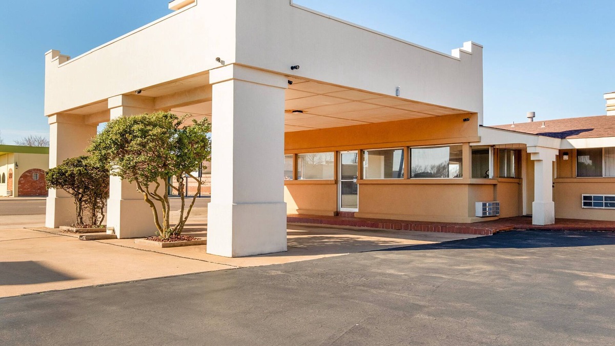 Elk City House | Prime Location! Near National Route 66 Museum, FREE Parking, 2 Comfortable Units