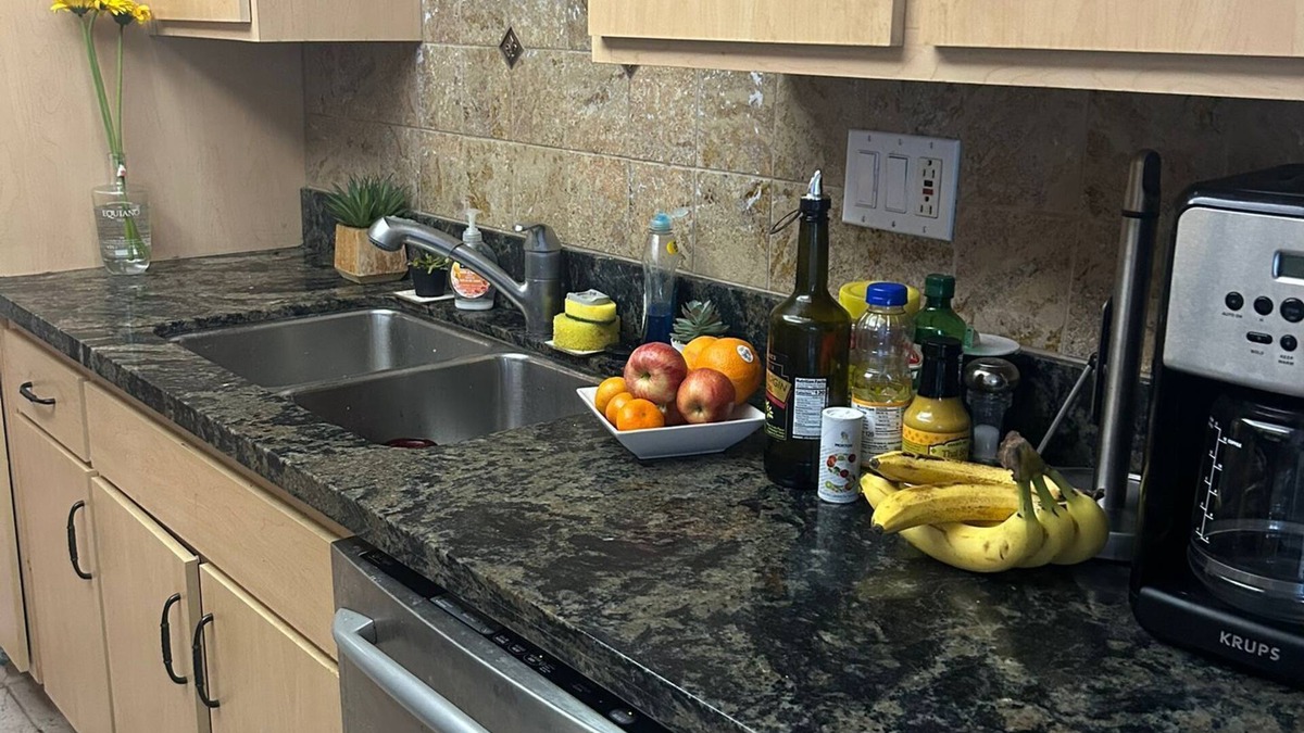 Norma Triangle Bed & Breakfast | Prime Location Off the Sunset Strip! Swimming Pool, Gym, Bright Place.