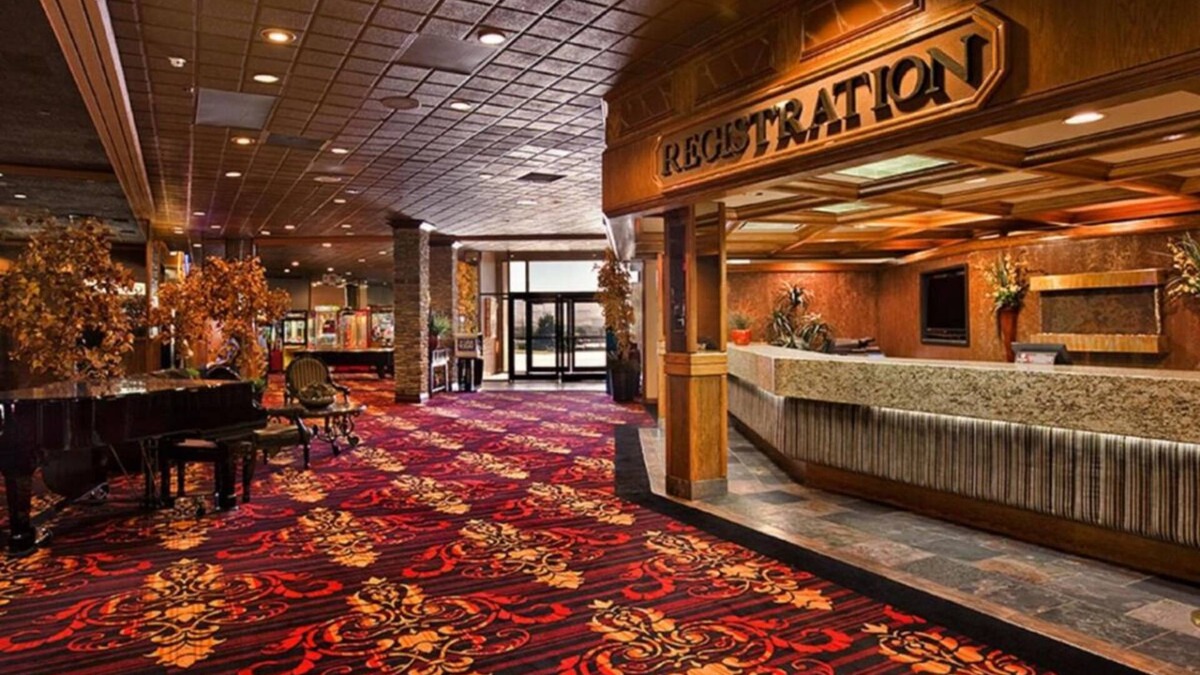Elko Hotel | Prime Location! Outdoor Pool, Parking, Pets Allowed, Near Ruby View Golf Course!