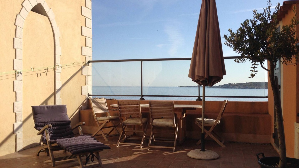 Algajola Apartment | Prime location right by the sea with huge terrace & balcony, ideal for families