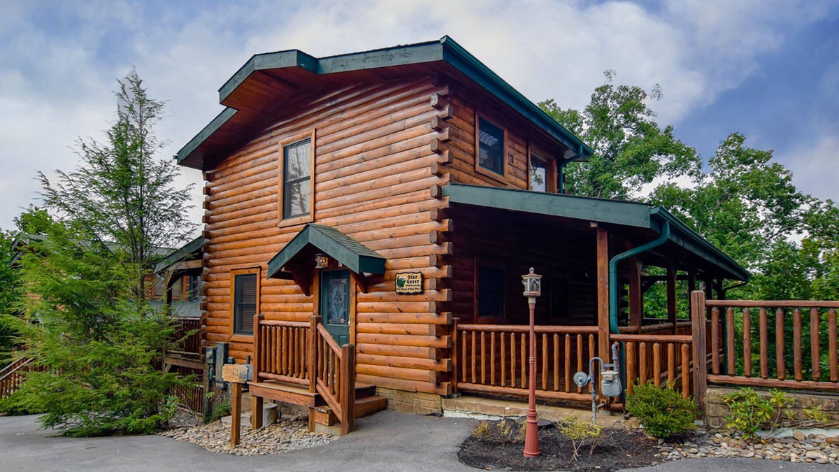 Hemlock Hills Cabin | PRIME Location,WIFI, Smart TV, Pet WLCM,Game Rm,HDTV,HotTub,7mints to City,COZY