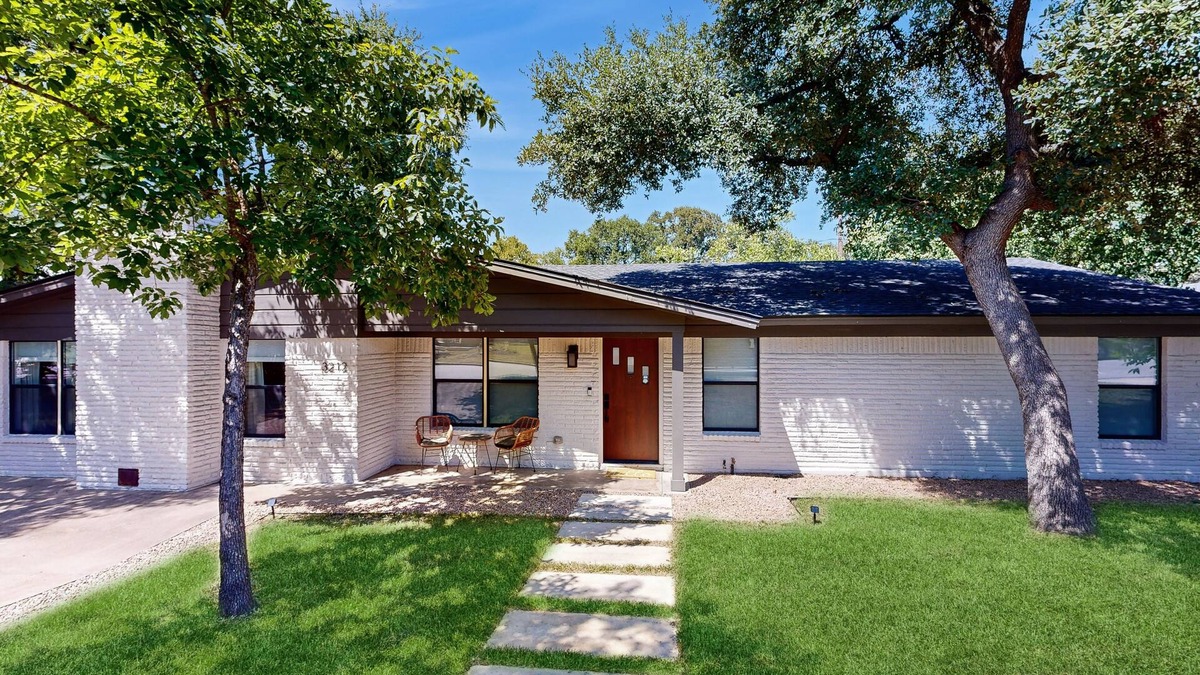 Barton Hills House | Prime Location with Austin Charm, private patio and great for WFH