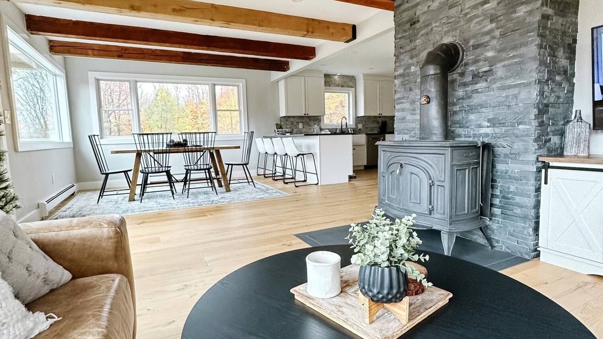 Killington House | PRIME LOCATION WITH HOT TUB! 6 BEDROOM HOME!
