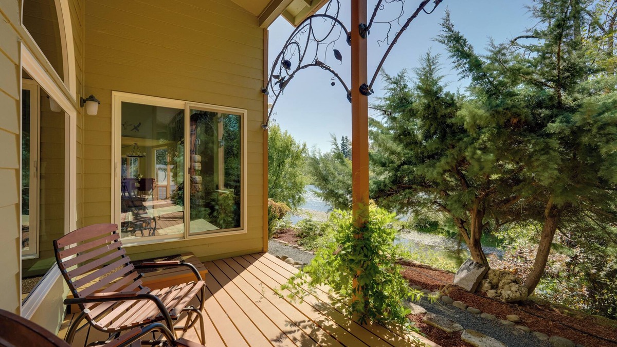 Marcola House | Prime McKenzie River Gem: Sunroom + Views!