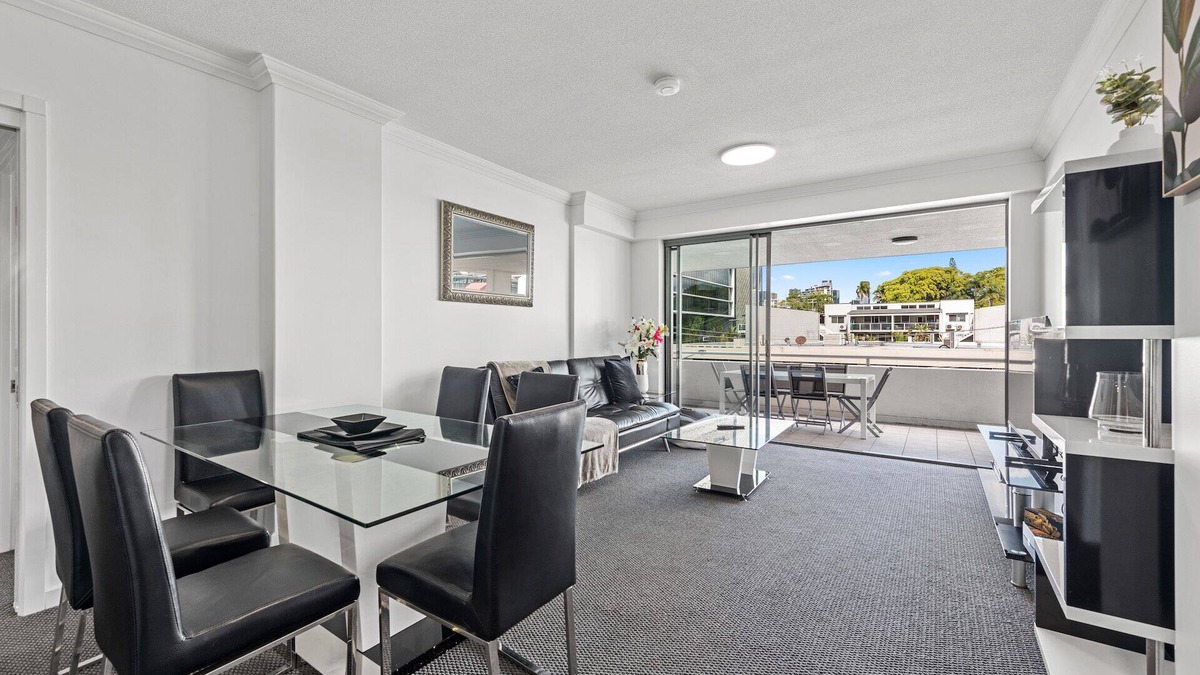 Bowen Hills Apartment | Prime Position! 3bed/2bath/1car ~ 10mins to CBD