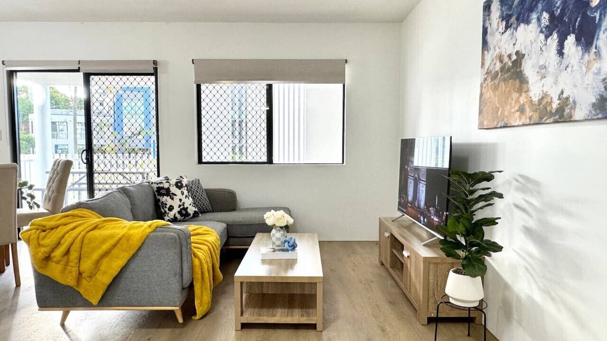 Toowong Apartment | Prime Toowong 3BR Apt– Walk to Shops & Transport!