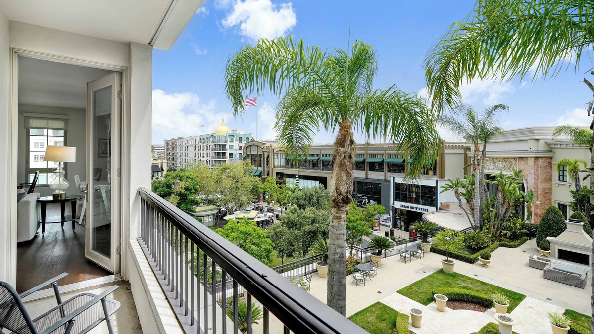 Downtown Apartment | PRIME, top floor corner 2B/2B apartment with fountain views @ the Americana!