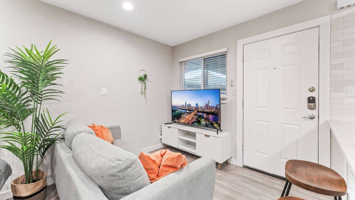 Highland Apartment | Prime West Downtown studio w/washer&dryer