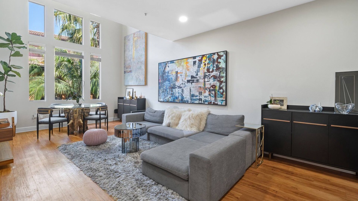 La Brea Apartment | Prime West Hollywood Penthouse Apartment with 3 Bedroom & Full Amenities
