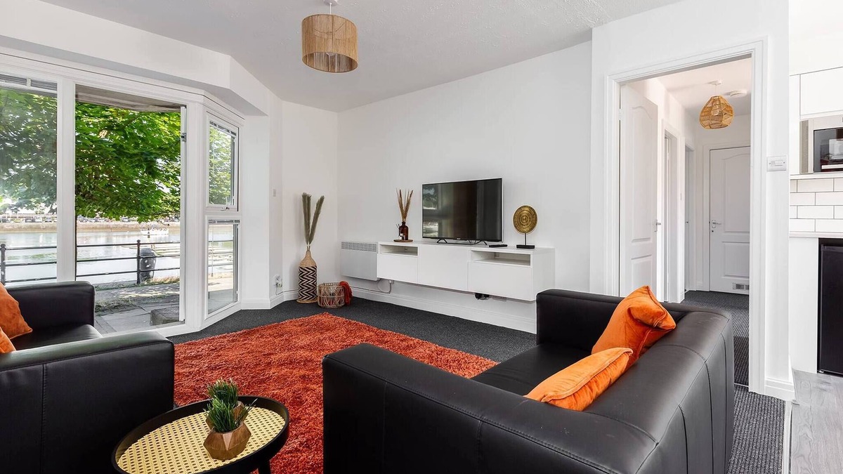 Preston Apartment | Princes | 2 Bedrooms Parking Wi-Fi | Cozy Pads