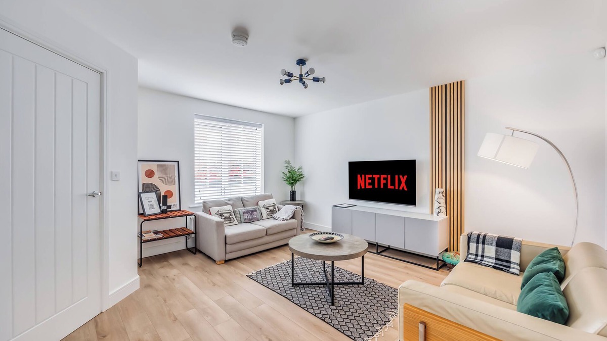 Milton Keynes House | Pristine 3 Bedroom House in Prime Location - Sleeps up to 5 guests