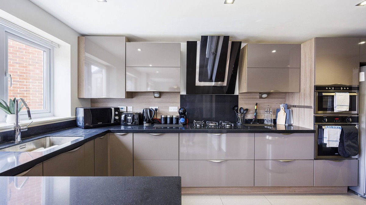 Tatenhill House | *Pristine 5 bedroom 4.5 bathroom* garden & patio*