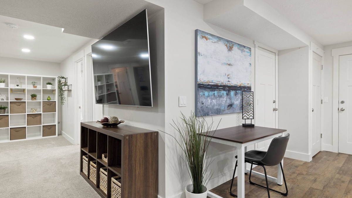 West Jordan House | Pristine & Fully Stocked Home, relax near outdoor adventures, airport & SLC