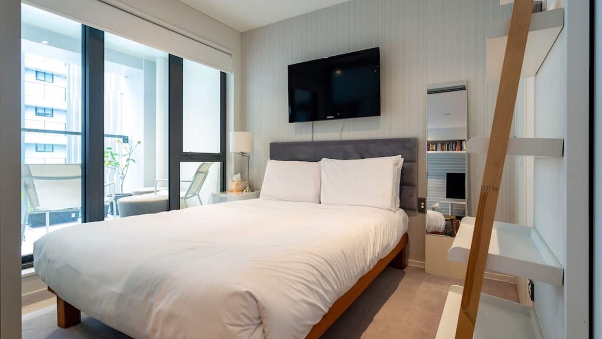 Newton Apartment | Pristine inner-city nest with carpark