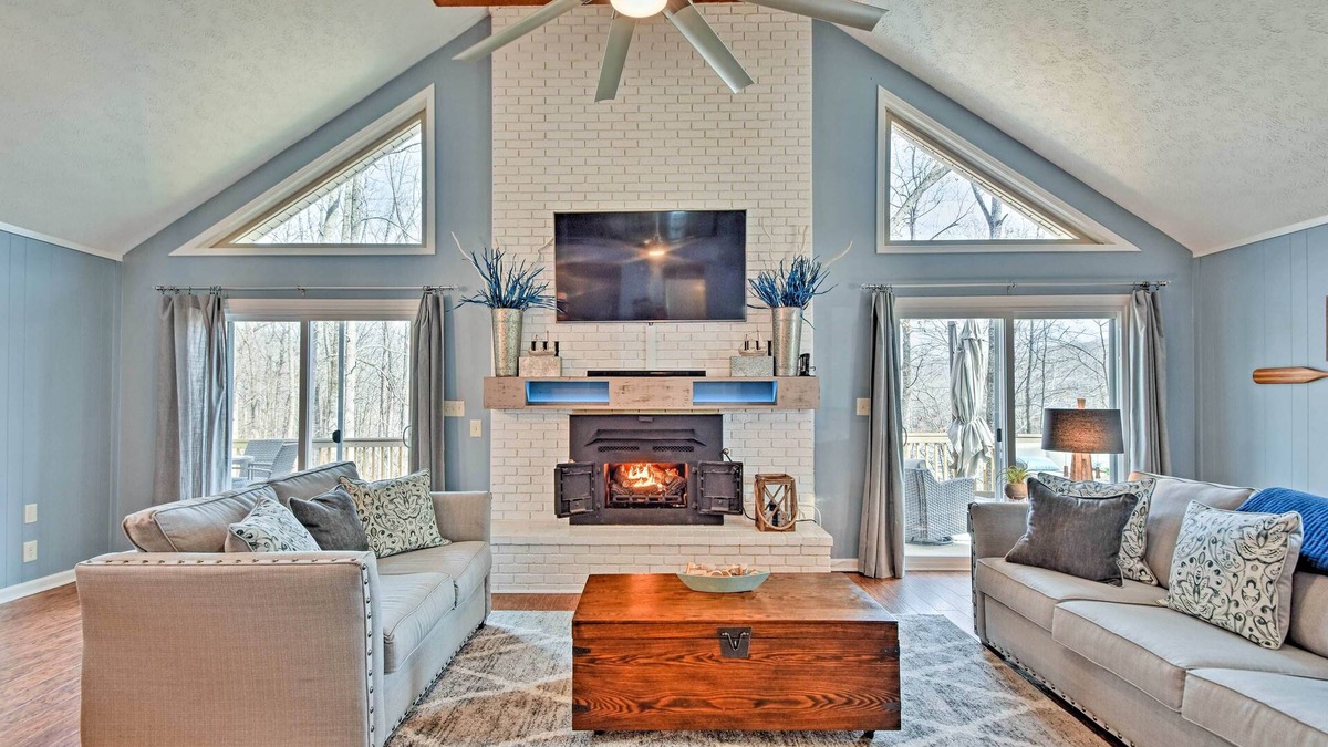 Dover House | Pristine Lake Barkley Escape w/Deck, Porch & Bar!