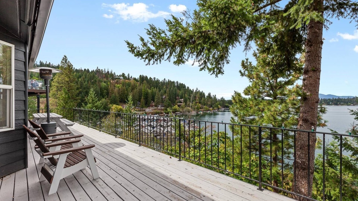 Clarksville House | Pristine Lakeview Haven with private dock & kayak access