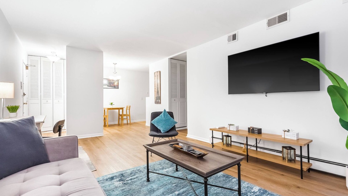 Lake View East Apartment | Pristine Lakeview l Boystown l Wrigley Haven l Beach