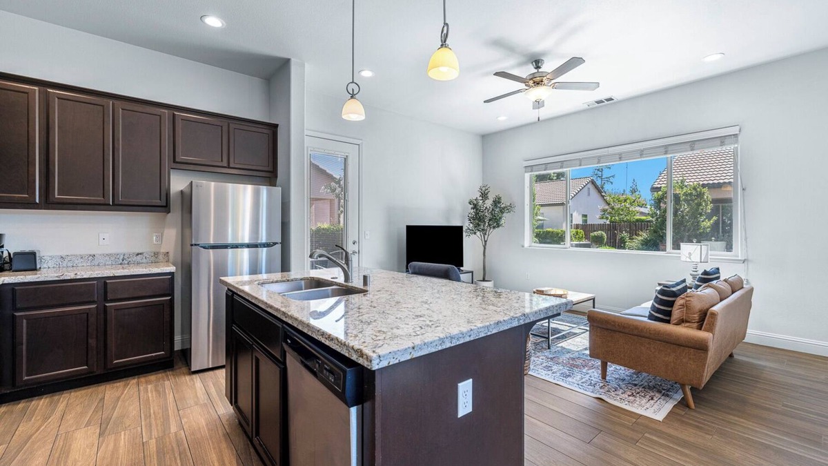 Raisin House | Pristine Luxury Home #3 - Walk to Restaurants