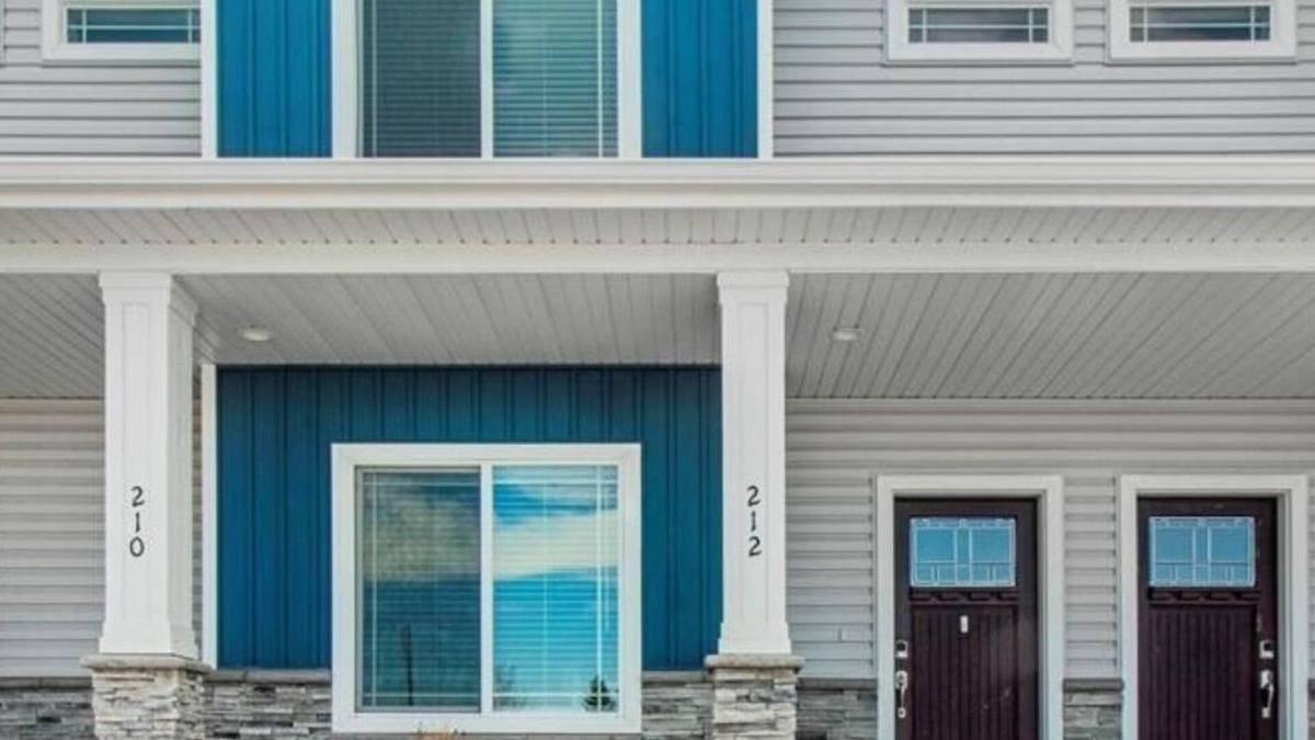 St. Anthony House | Pristine townhome near Sand Dunes with Ample Street Parking