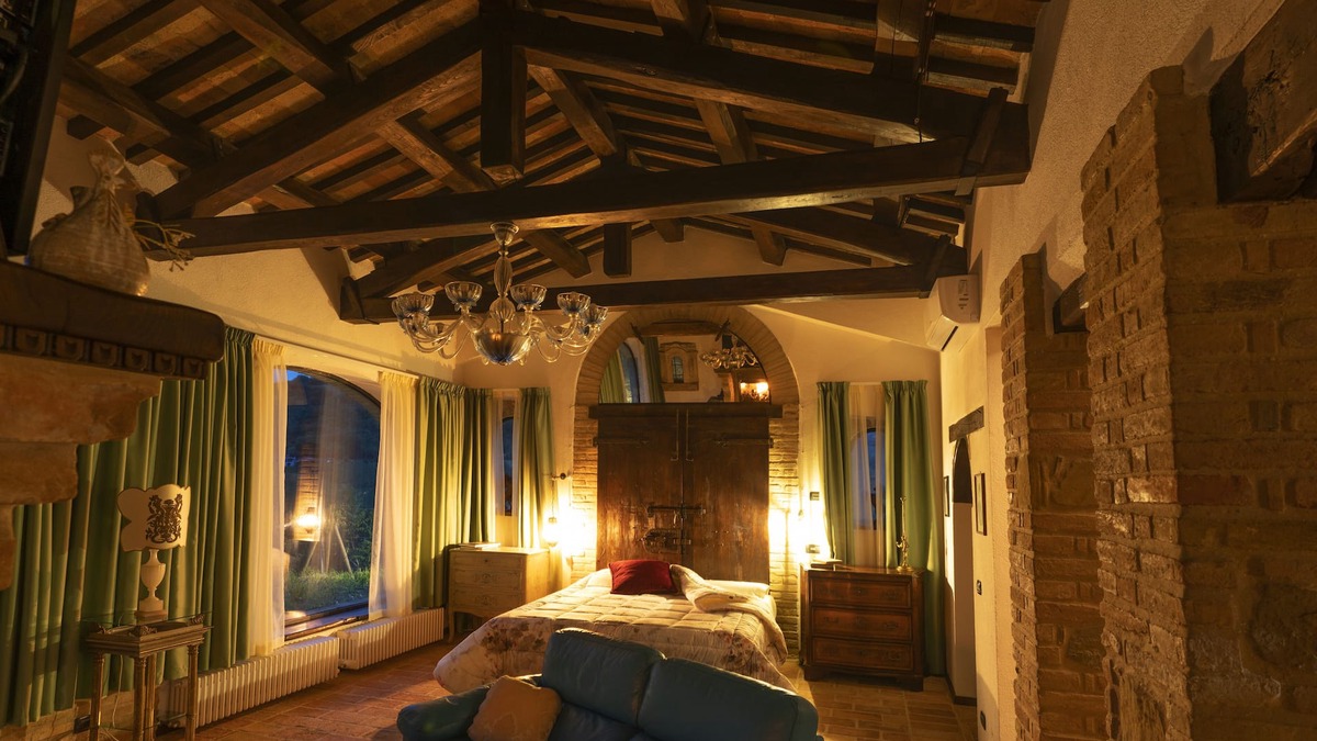 Camporotondo di Fiastrone Villa | Private luxury villa with pool and hot tub in the Sibillini Mountains