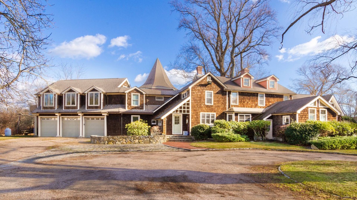 Saunderstown House | Privacy Abound with this Custom Sprawling Home on 6+ Acres - Central Air, Game Room and Beach Passes