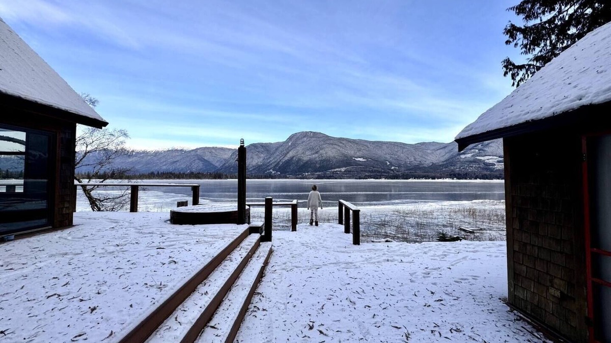 Lakelse Cabin | Privacy & absolute lakefront with Hot-Tub & Outdoor Sauna - relax & recharge!