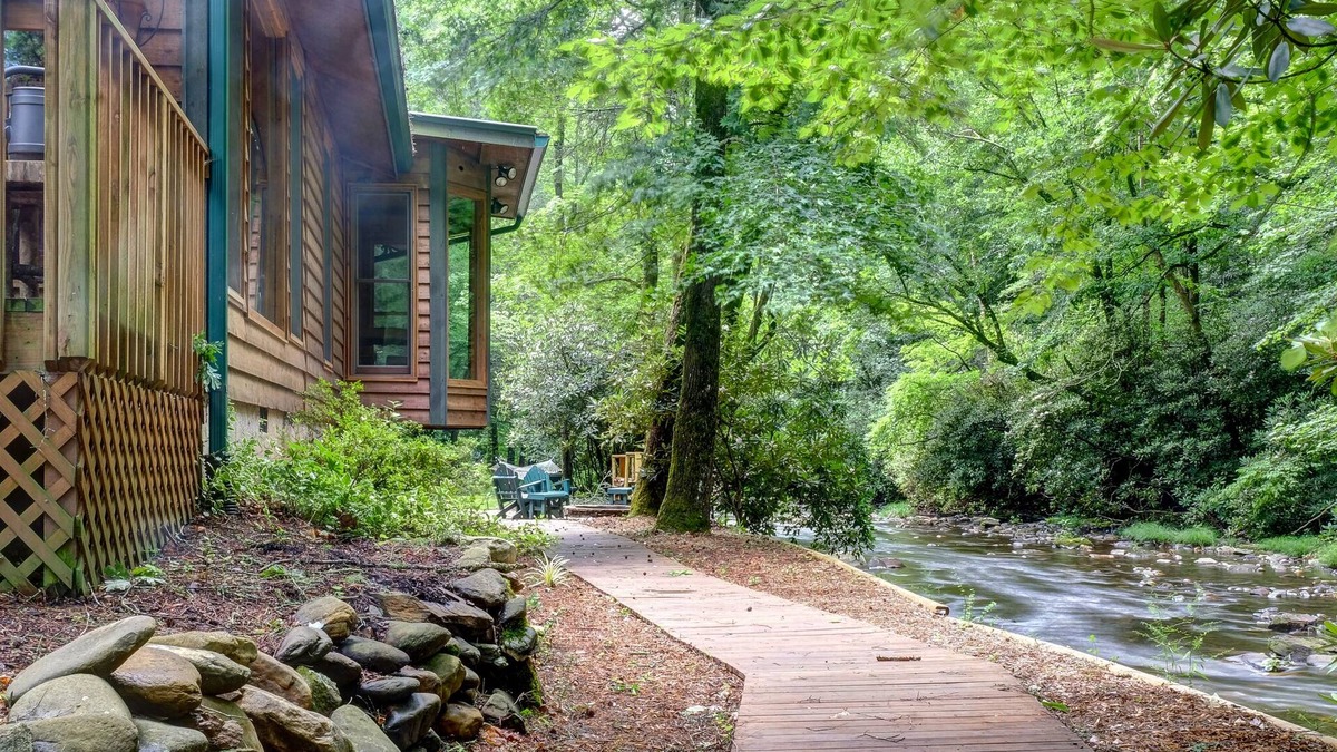 Hayesville House | Privacy Directly On Fires Creek. Borders National Forest And Bear Refuge!