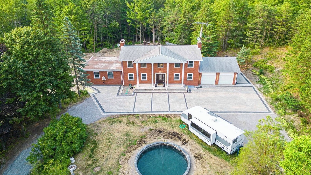 Uxbridge Cottage | Privacy Magical Forest Cottage 30+ Party Room, Disco KTV