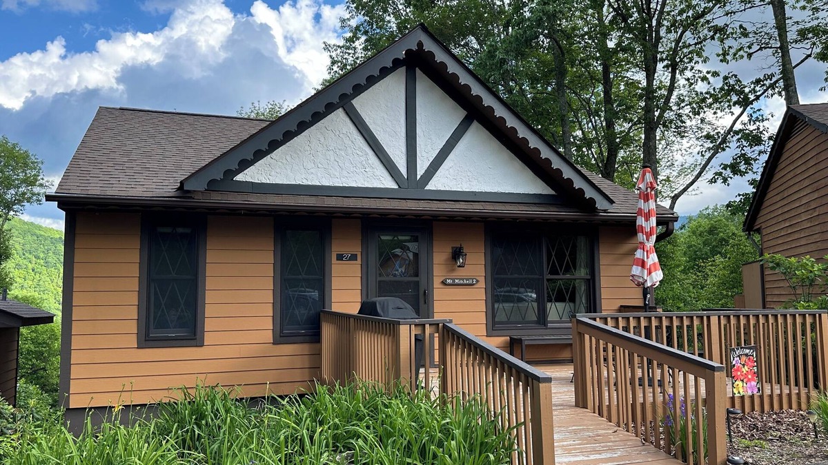 Burnsville Cottage | Privacy & Solitude! Cute as a button! Awesome views!