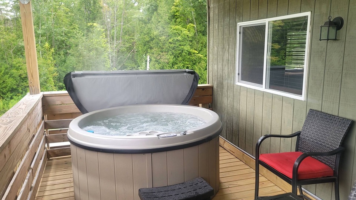 Interlochen Condo | Privat Hot Tub! Sleeps 6 *Traverse City *Sleeping Bear Dunes
