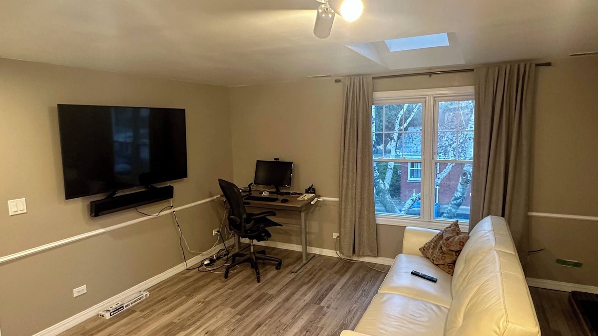 Jefferson Park Apartment | Private 1 bed/1bath w in-unit laundry in Jefferson Park!