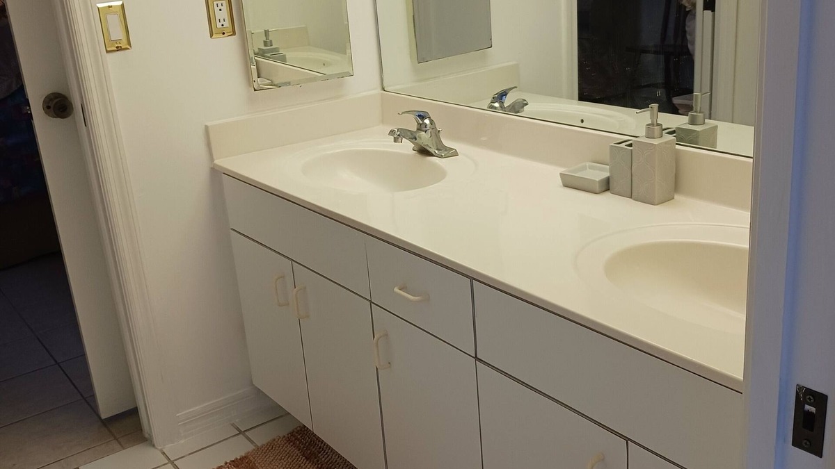 Westminister House | Private 1-BR suit in house with WiFi, AC, living, dining, fridge and microwaive