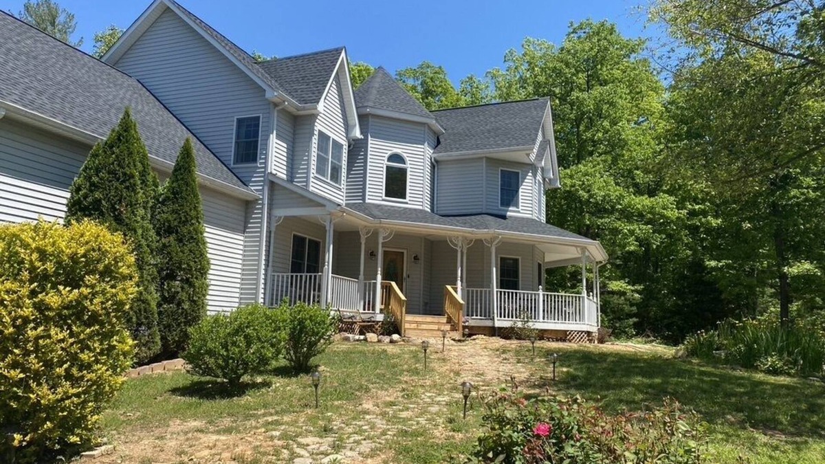 Luray House | Private 10 acres with Blue Ridge Mountain Views! Enjoy any season RIGHT here!