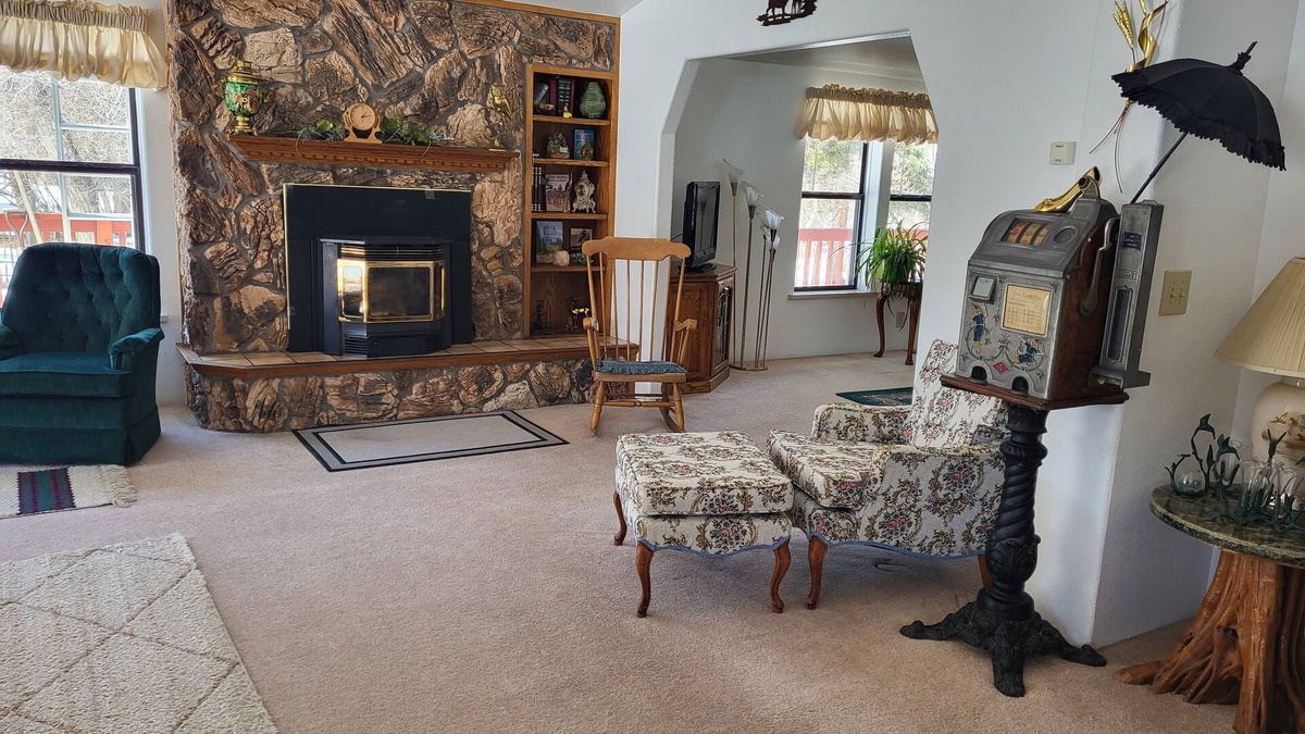 Robertson House | Private 10-room house. Safe, Secluded, Surrounded by lakes, rivers, & creeks!