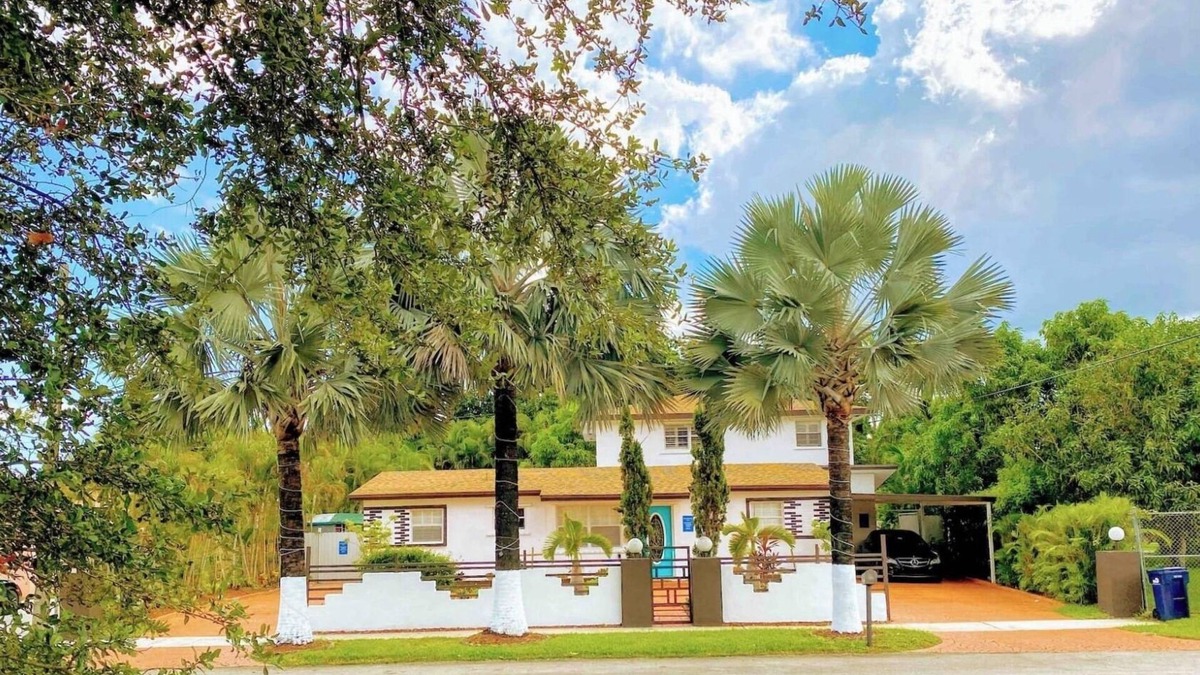 Richmond Heights Apartment | PRIVATE 1ST FLOOR STUDIO/FREE WIFI & PARKING