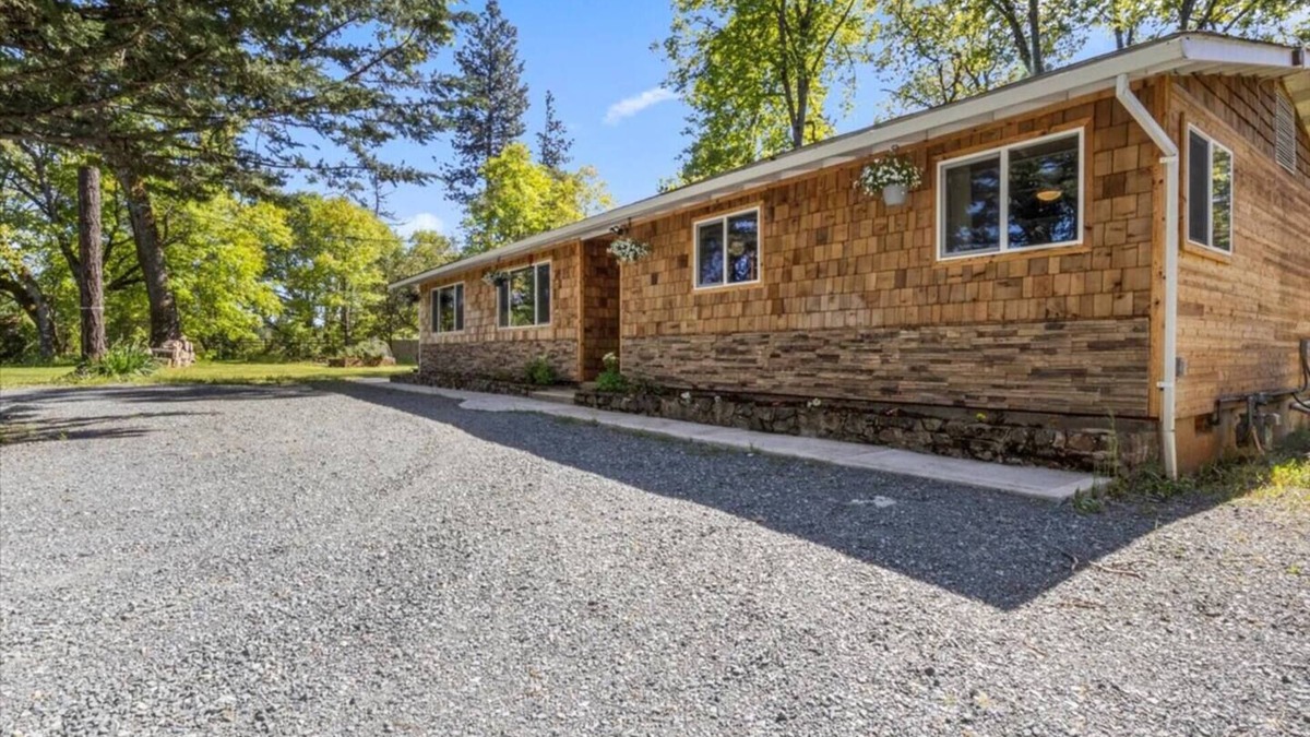 Grants Pass House | Private 2-Acre Country Escape + Spa | 3BR Near Town