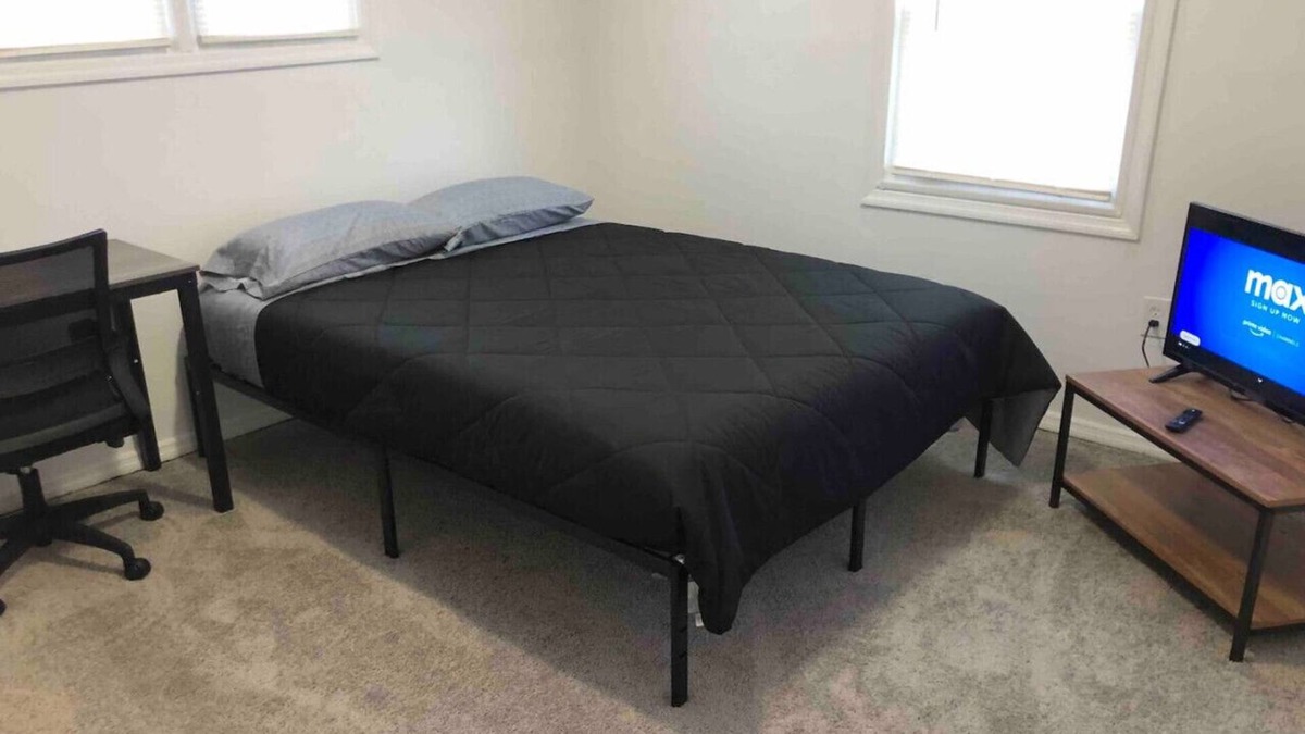 Woodbridge Apartment | Private 2-bed house with free parking and 15-min walk to direct NYC Manhattan train
