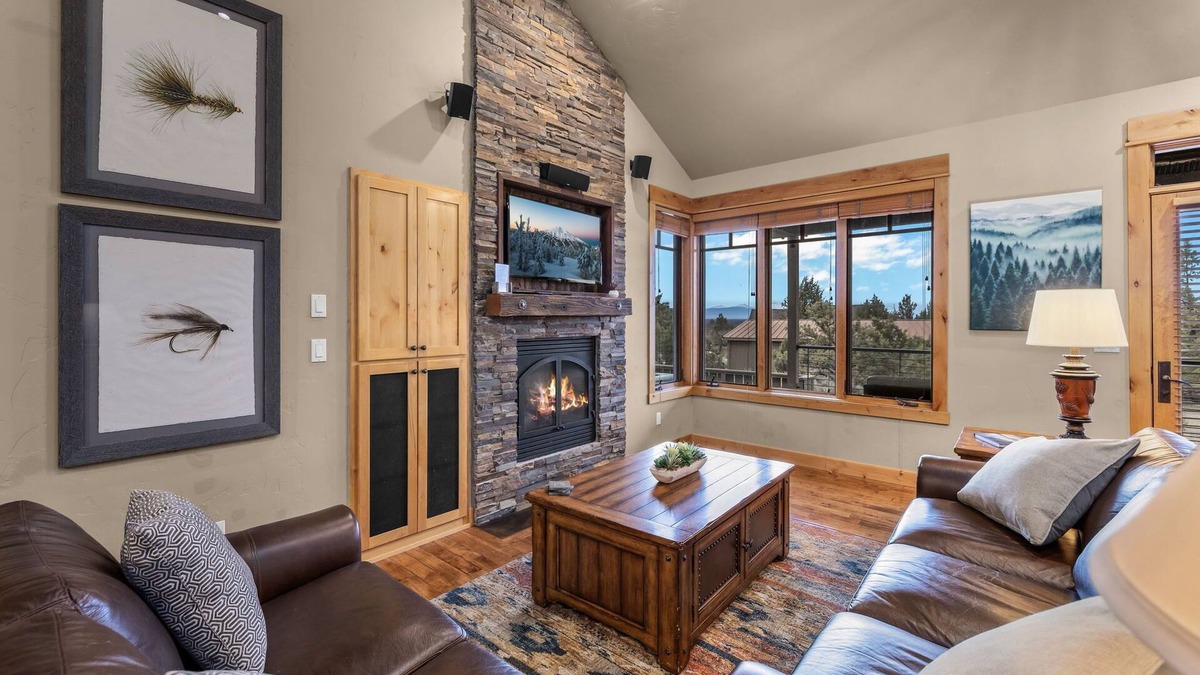 Powell Butte Cabin | Private 2-King Luxury Cabin at Brasada Ranch: pools, golf, hot tubs and more!