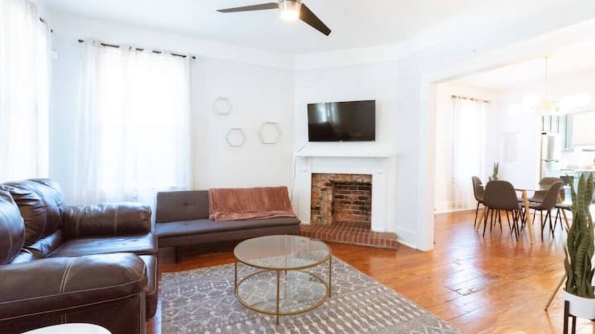 Metropolitan House | Private 3-unit Triplex w/9BDRS ★ Starland District ★ Great for Family Reunions