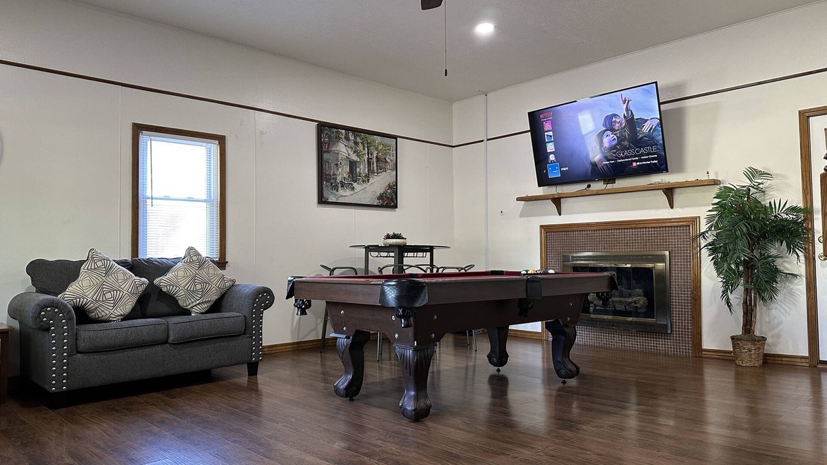 Wayne House | Private 4 BDRM -3 BTHS House, 5 Miles from Downtown # 5❤️