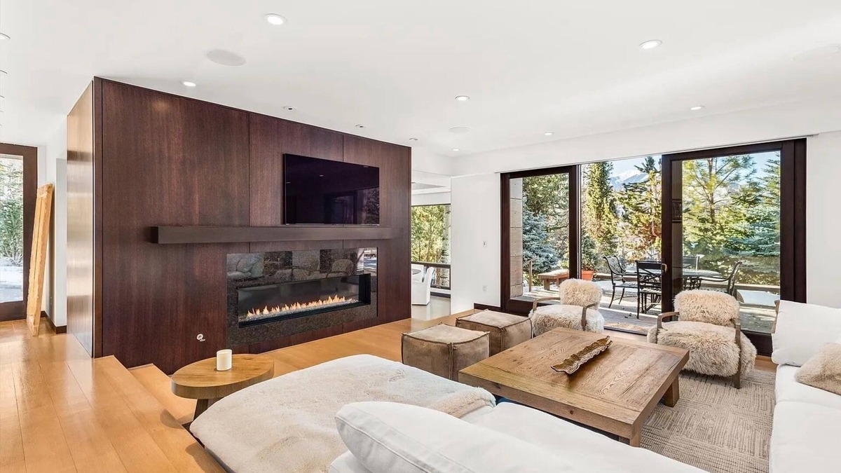 Red Mountain House | Private 4 Bedroom Estate on exclusive Red Mountain w/soaring views & Jacuzzi