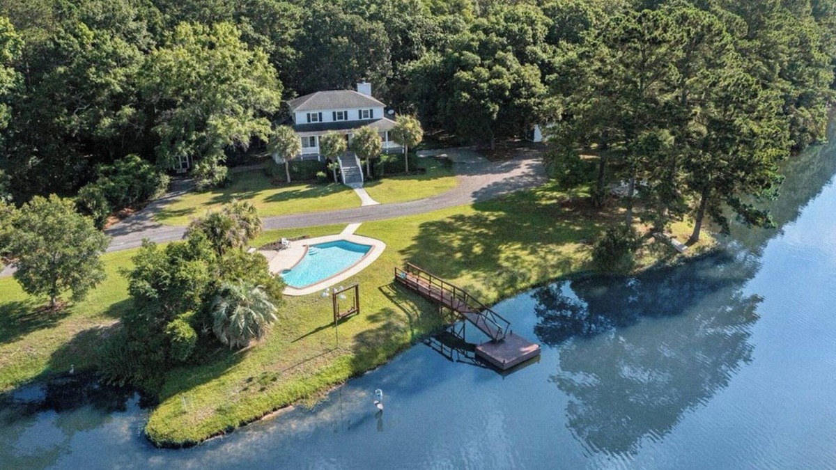 Hollywood House | Private 4-Bedroom Lakeside Estate Sleeps 10 with Pool, Fire-pit, Wi-Fi, AC