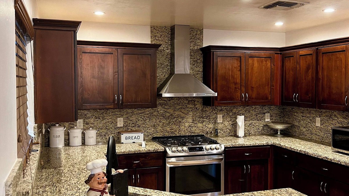 Green Valley House | Private 4bd 2ba, Kbed, 5TVs, 2 65” tv, 6beds,AC, WiFi, 2 Story Home