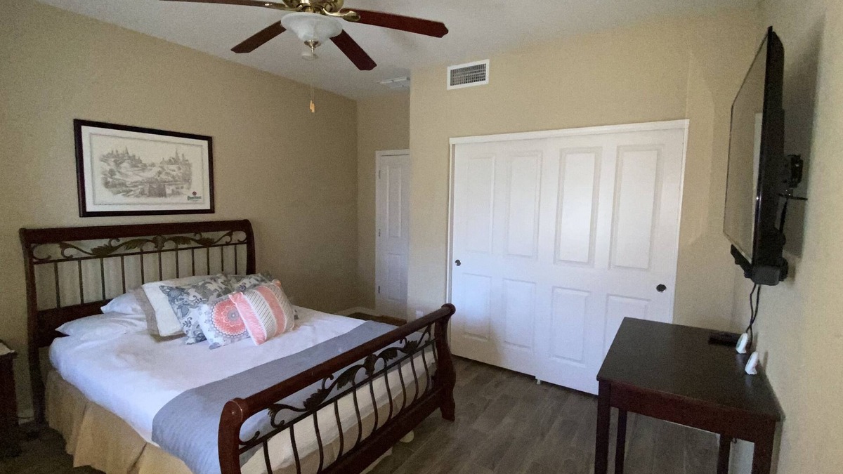 Palm Valley House | Private access, private room, private bathroom