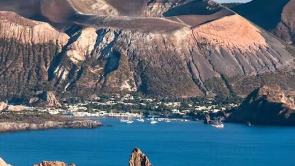 Vulcano Apartment | Private accommodation within the Les Sables Noirs resort by the sea