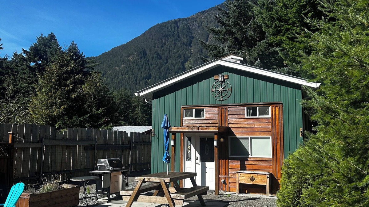 Hope Cabin | Private and cozy cabin with mountain views! Minutes away from historic Hope BC.