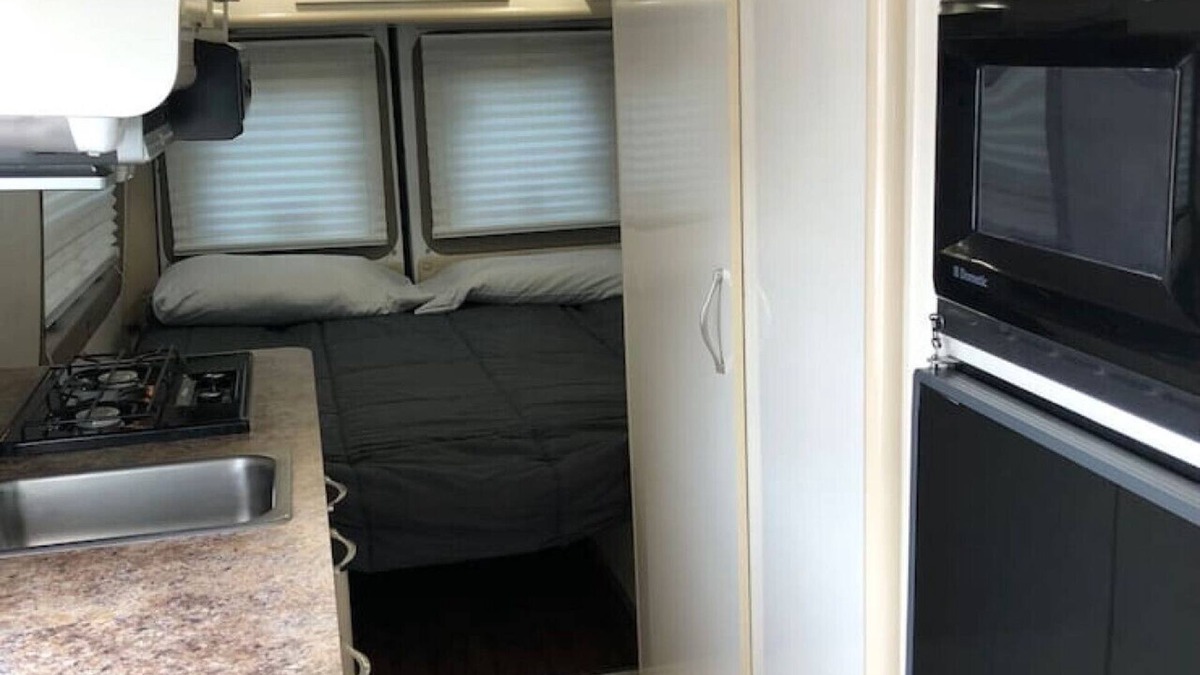 Linden Apartment | Private and cozy RV with full hookups in a convenient area with direct bus to NYC Manhattan only 2 blocks away